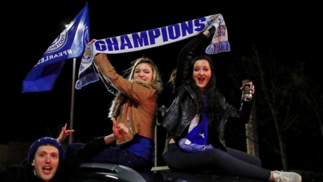 Suporter Leicester City merayakan gelar juara.
