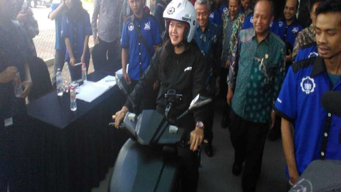 Sepeda motor listrik kolaborasi ITS dan Garansindo diperkenalkan.