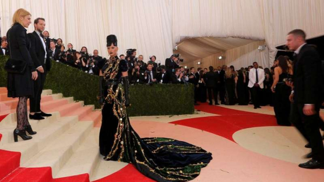 Katy Perry menghadiri Met Gala 2016.