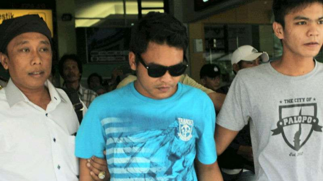 Bayu Oktavianto (tengah), seorang dari sepuluh mantan sandera kelompok militan Abu Sayyaf, tiba di Bandara Adi Soemarmo, Solo, pada Selasa, 3 Mei 2016.