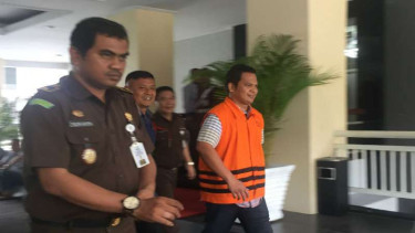 Tersangka kasus suap perkara di Kejati DKI, Marudut (kanan mengenakan rompi oranye)