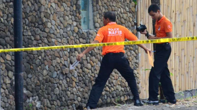 Petugas melakukan olah Tempat Kejadian Perkara (TKP) penangkapan Warga Negara Prancis, Amokrane Sabet di Jalan Pantai Berawa, Canggu, Badung, Bali, Senin (2/5/2016).