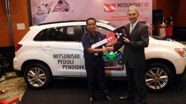 Penyerahan mobil Mitsubishi pada 12 Sekolah Menengah Kejuruan (SMK).