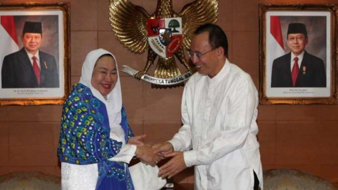 Tutty Alawiyah (kiri) semasa hidup.