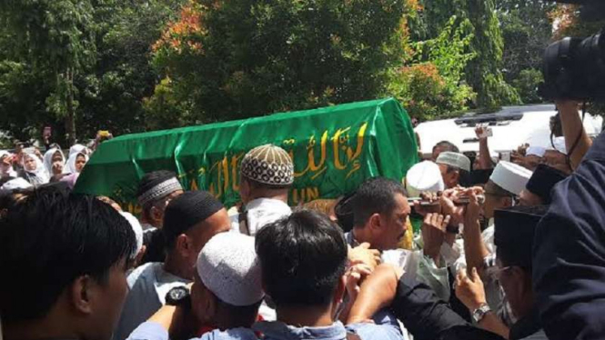 Jenazah Tutty Alawiyah tiba di rumah duka, Rabu, 4 Mei 2016.