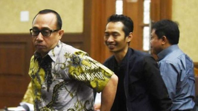 Politisi PAN Andi Taufan Tiro (kiri)