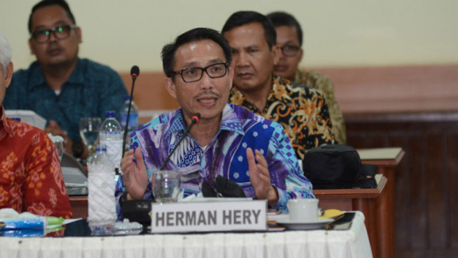 Herman Hery saat rapat sebelum masa pandemi