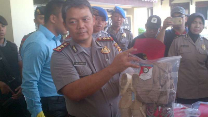 Kepolisian menunjukkan barang bukti pembunuhan mahasiswi UGM, Feby Kurnia, Rabu (4/5/2016)