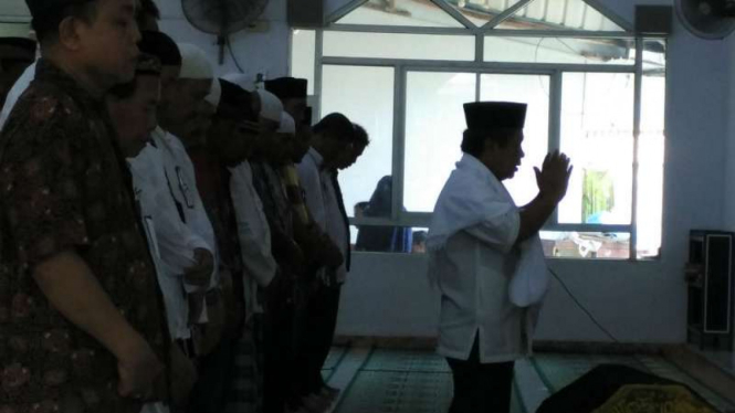Jenazah  Feby Kurnia Nuraisyah saat disalatkan.