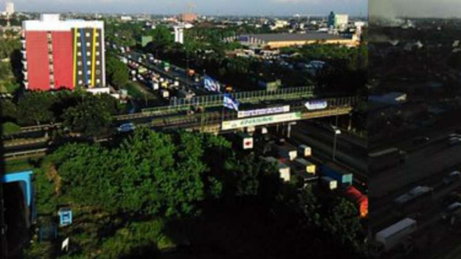 Kepadatan kendaraan di tol Bekasi Barat