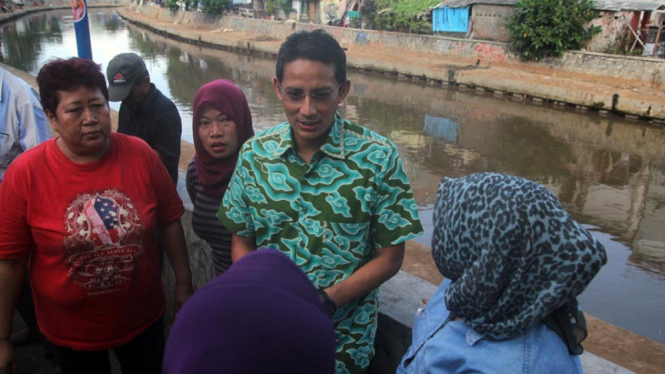 Sandiaga Uno bersama warga Jakarta.