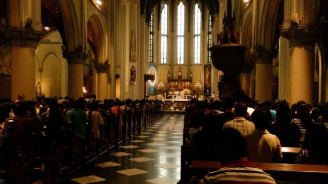 Kebaktian di Gereja Katedral, Jakarta Pusat