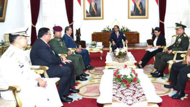 Presiden Joko Widodo menerima Menteri Luar Negeri dan Panglima Angkatan Bersenjata Malaysia dan Filipina di Istana Negara Yogyakarta, Kamis, 5 Mei 2016