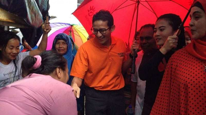 Sandiaga Uno saat mengujungi warga pesisir Cilincing.