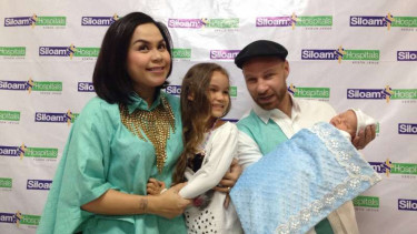 Melaney Ricardo dan keluarga.