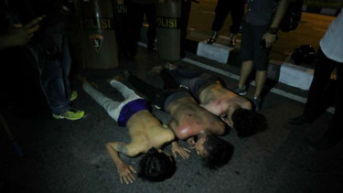 Sejumlah suporter pelaku "sweeping" diamankan pihak kepolisian di Surabaya, Jawa Timur, Jumat (6/5/2016). 