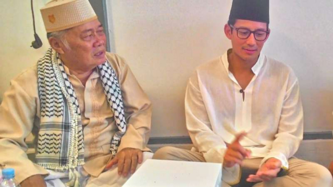Sandiaga Uno (kanan), di Masjid Jami At-Tuqo, Petamburan, Jakarta Barat.