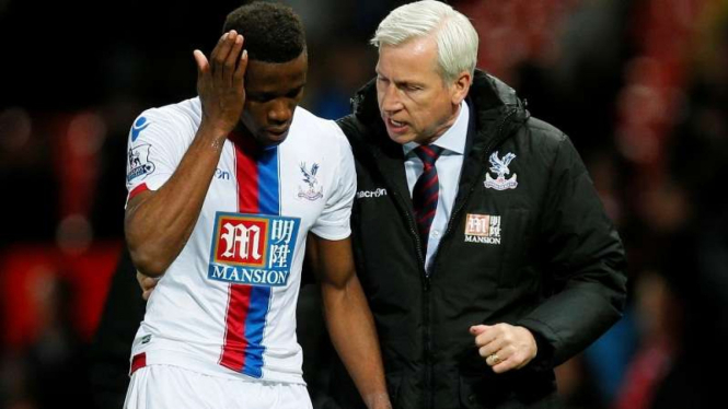 Pemain dan pelatih Crystal Palace, Wilfried Zaha (kiri) dan Alan Pardew (kanan)