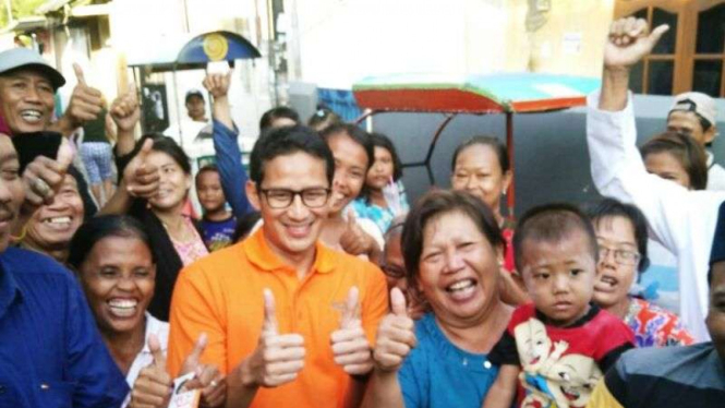 Sandiaga Uno berfoto bersama warga saat blusukan di Bungur, Jakarta Pusat.