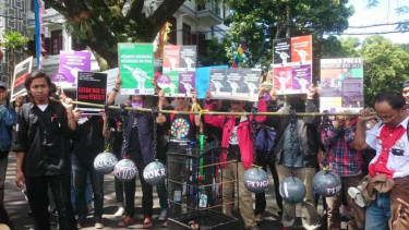 Aksi jurnalis dan Persma Malang di Hari Kebebasan Pers Dunia 2016