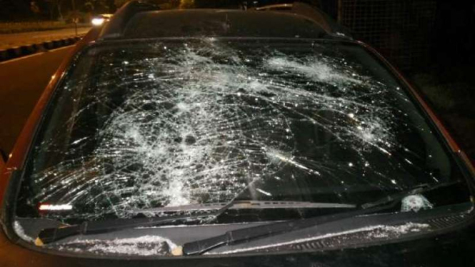 Nissan Grand Livina yang dirusak massa di Suramadu.