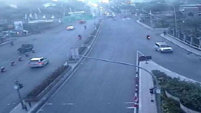 Lalu lintas di simpang Gadog, Bogor, Jawa Barat, Minggu 8 Mei 2016