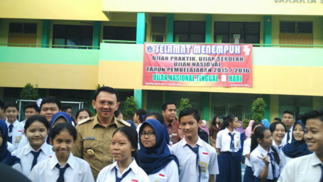 Gubernur DKI Jakarta, Basuki Tjahaja Purnama saat meninjau UN SMP