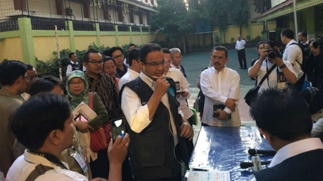 Menteri Pendidikan dan Kebudayaan, Anies Baswedan (pakai rompi)