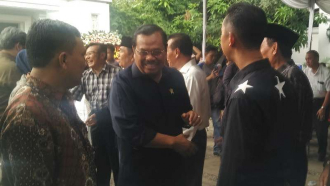Jaksa Agung M. Prasetyo (tengah).