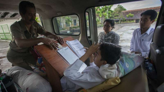 Fitrian (14 tahun), pelajar SMPN 2 Pakem, Sleman, DI Yogyakarta, menjalani Ujian Nasional di dalam mobil ambulans karena mengalami cidera pangkal pinggul akibat kecelakaan pada Senin, 9 Mei 2016.