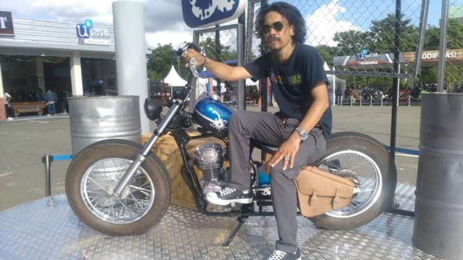 Denny Dinata di atas motor modifikasi bergaya Choopernya.