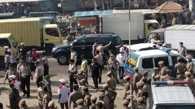 Petugas kepolisian berusaha meredam bentrokan di Dadap, Selasa, 10 Mei 2016.