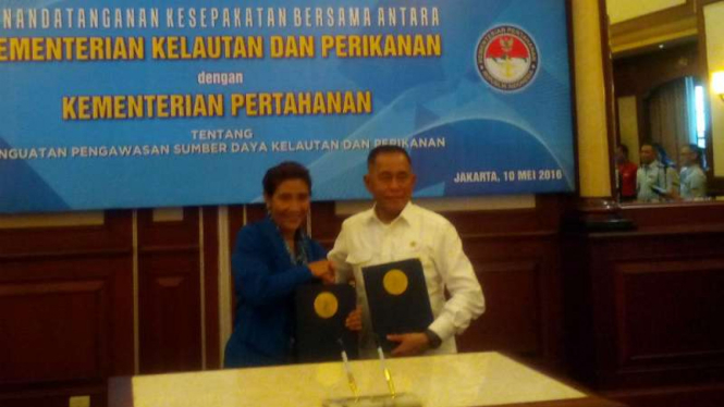 Menteri Kelautan dan Perikanan, Susi Pudjiastuti serta Menhan Ryamizard Ryacudu