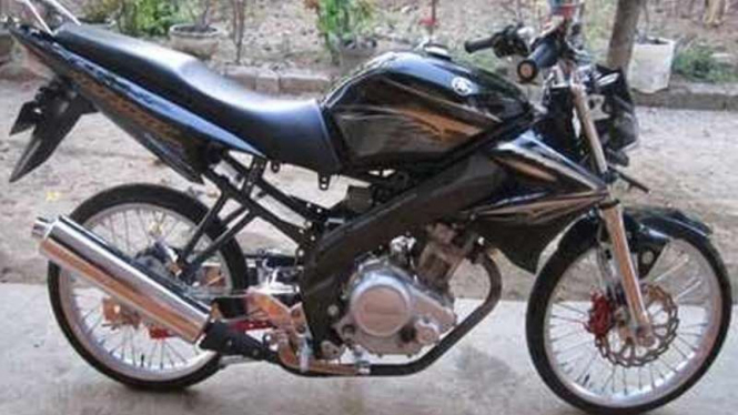 Motor sport dengan pelek jari-jari.