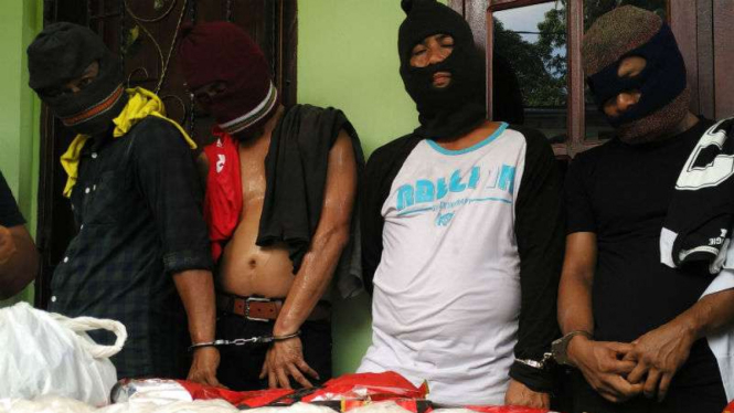 Tersangka kurir sabu-sabu sindikat internasional ditangkap aparat BNN Kepulauan Riau di Batam pada Rabu, 11 Mei 2016.