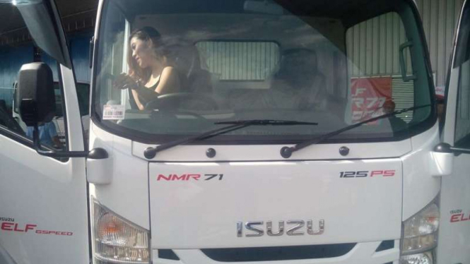 Truk Isuzu ELF NMR 71 yang meluncur di Indonesia.
