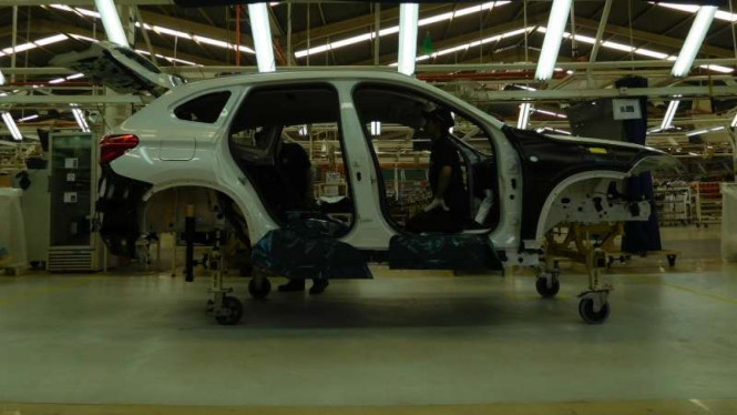 Proses perakitan BMW di Indonesia.