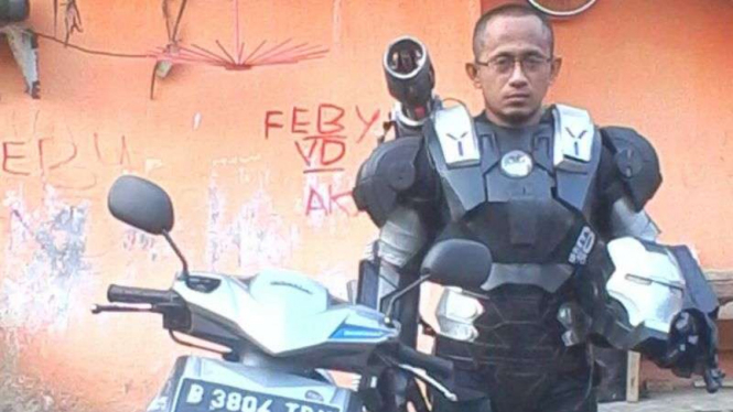 Yudi bersama kostum dan kendaraannya. (Foto: Dok Yudi)