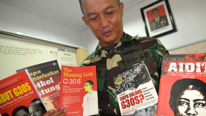 Komandan Kodim 0712/Tegal Letkol Inf Hari Santoso menunjukkan lima judul buku tentang Partai Komunis Indonesia (PKI) yang disita dari sebuah mal, di Kodim 0712 Tegal, Jawa Tengah, tahun lalu.