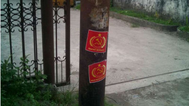 Stiker palu arit menempel di tiang listrik