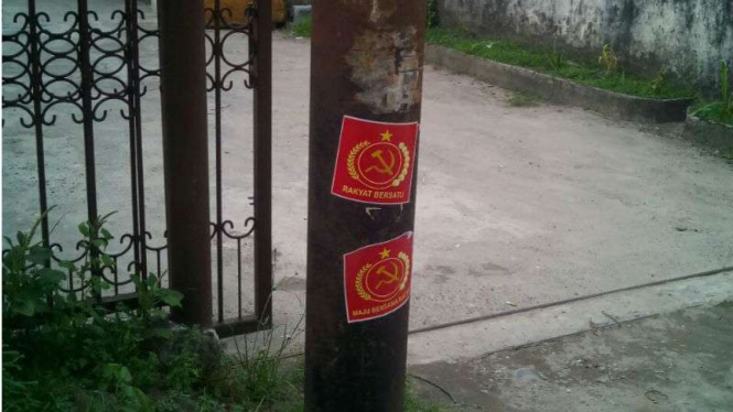 Stiker palu arit menempel di tiang listrik