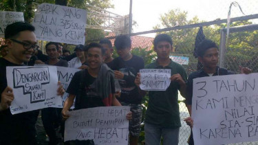 Siswa kelas IPA SMAN 3 Semarang memprotes karena tak lulus SNMPTN 2016 pada Kamis, 12 Mei 2016.