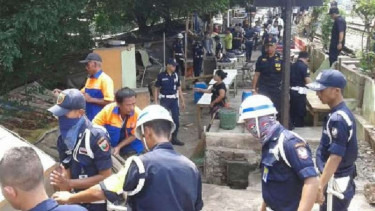 Petugas membongkar gubuk di Gunung Antang