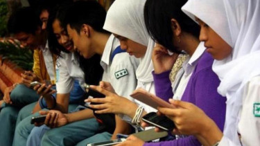 Siswa dan kesibukannya dengan gadget.