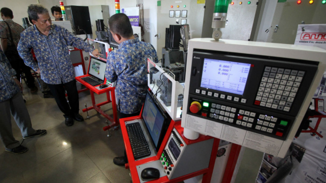 Rektor Institut Teknologi Sepuluh Nopember (ITS) Joni Hermana (kiri) mengamati mesin Computer Numerical Control (CNC) MTU 200 saat meninjau pusat pelatihan mekatronika dan otomasi industri di Kampus ITS Surabaya, Jawa Timur, Senin (2/5/2016).