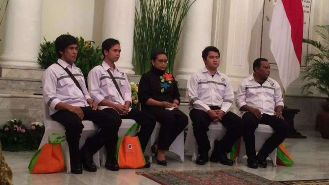 Menteri Luar Negeri, Retno LP Marsudi bersama 4 WNI mantan sandera kelompok Abu Sayyaf.