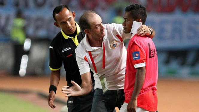 Pemain Persija, Ramdani Lestaluhu, bersama pelatih Paulo Camargo.