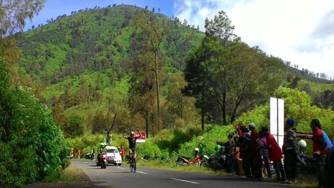 Juara ITdBI 2016, Peter Pouly, berselebrasi usai etape empat.