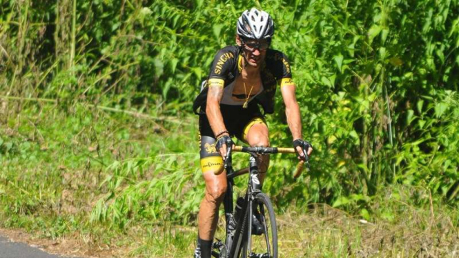 Atlet sepeda asal Prancis, Peter Pouly saat menanjaki lintasan ITdBI etape empat