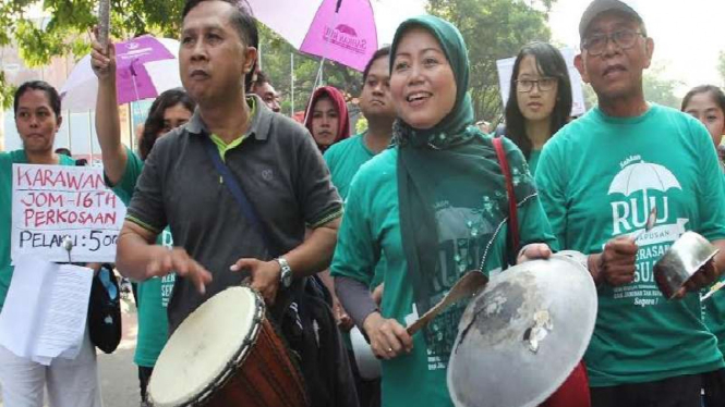 Erni Guntarti, saat aksi mendukung pengesahan RUU Kekerasan Seksual.